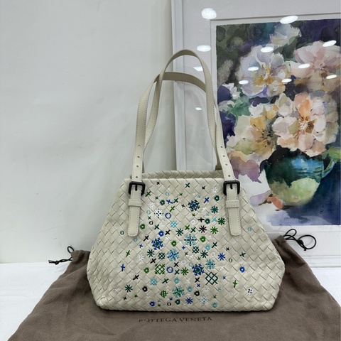 BV 葆蝶家 雪花經典編織手提包，小托特包，刺繡雪花非常特別，輕巧又實用