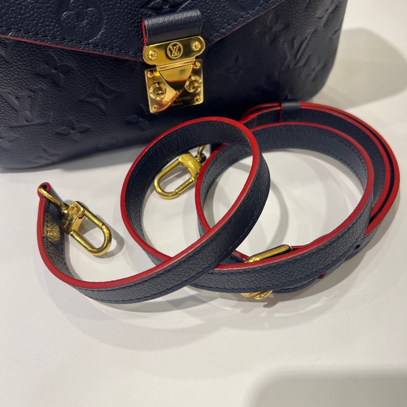 LV海軍藍牛皮壓紋郵差包-11