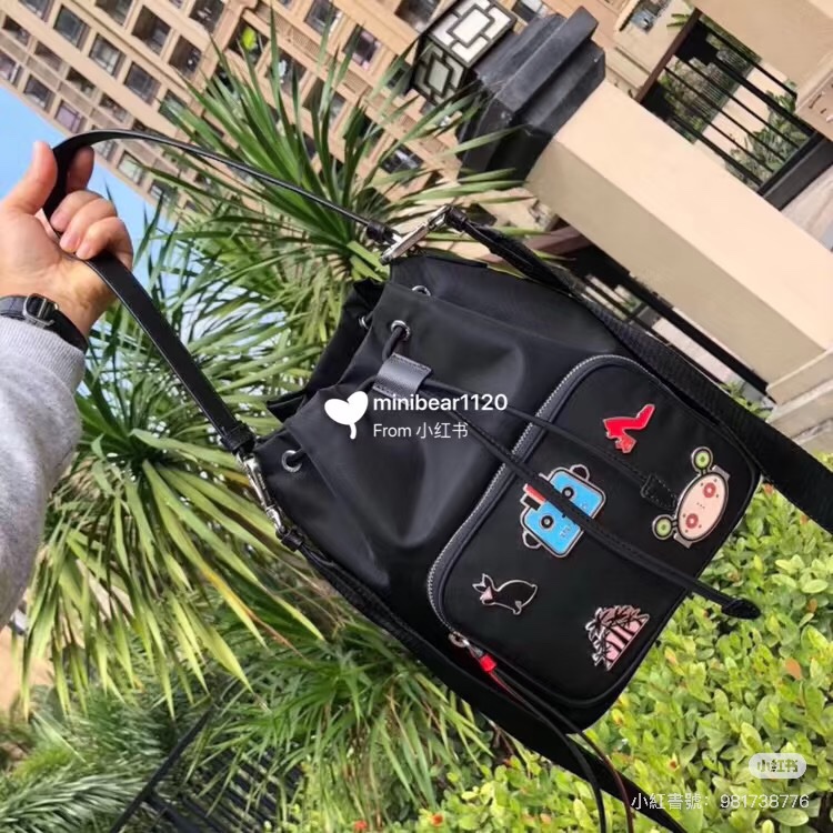 99新🈶️購證❤️ prada #尼龍 #水桶包 #黑銀 #斜背包-2