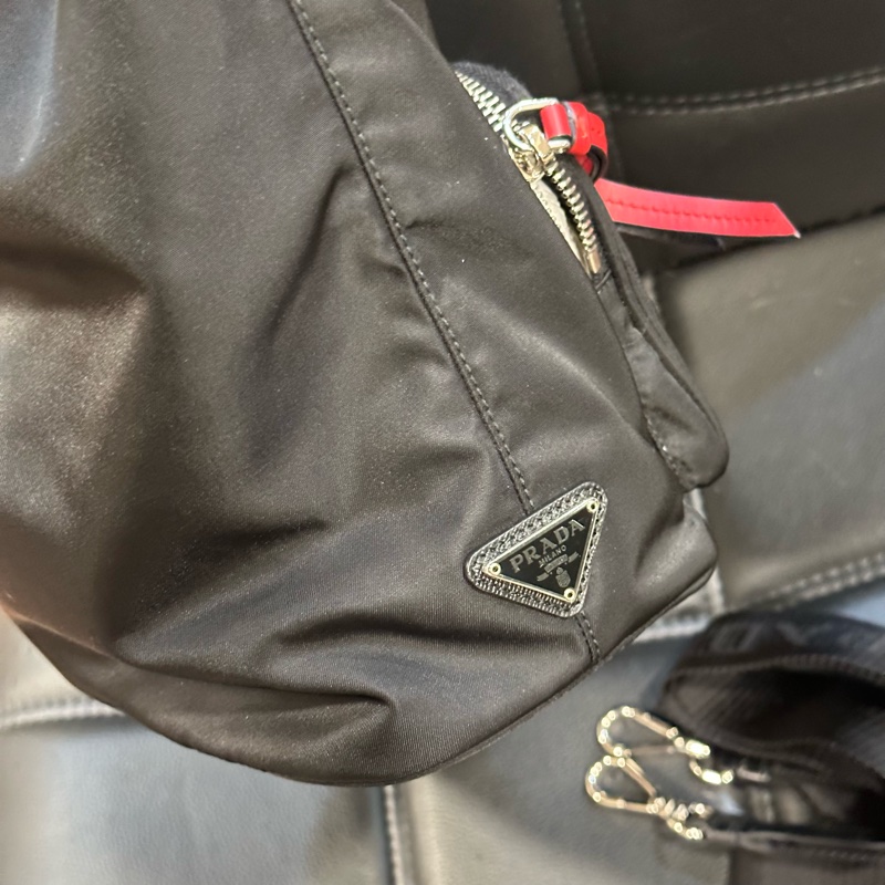 99新🈶️購證❤️ prada #尼龍 #水桶包 #黑銀 #斜背包-5