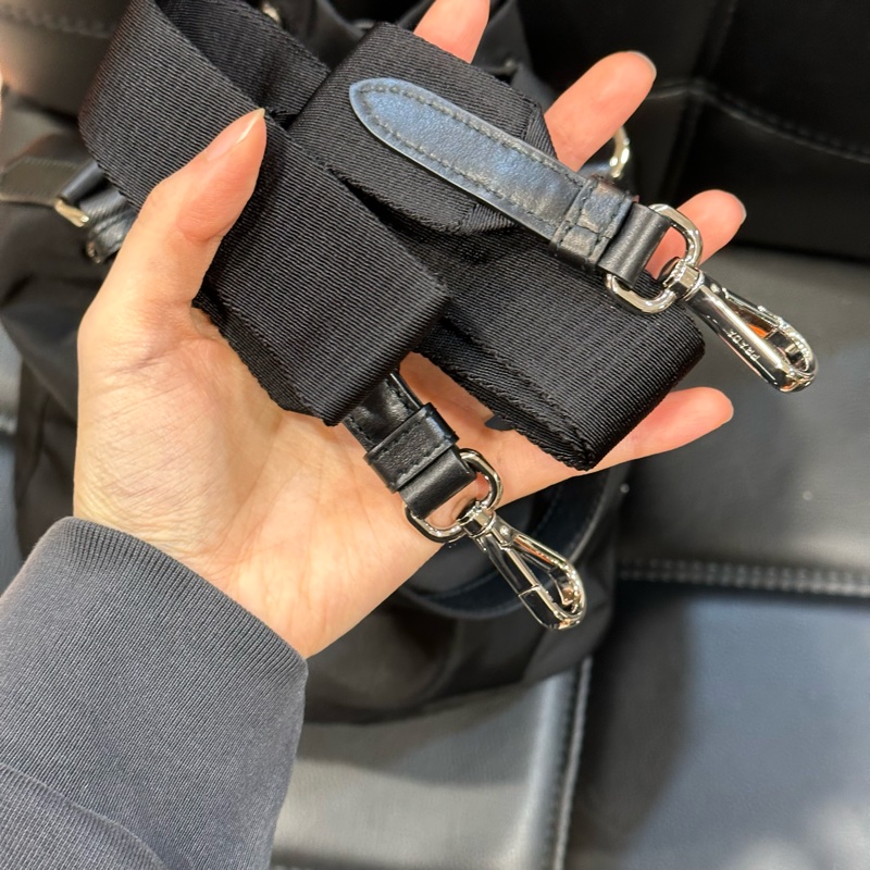 99新🈶️購證❤️ prada #尼龍 #水桶包 #黑銀 #斜背包-8