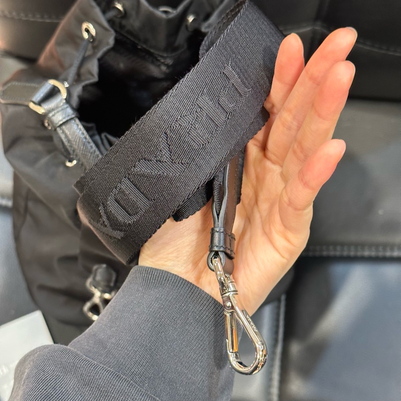 99新🈶️購證❤️ prada #尼龍 #水桶包 #黑銀 #斜背包-9