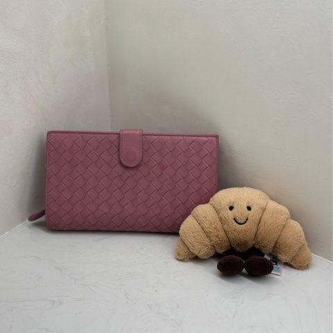 BOTTEGA VENETA 經典中夾 溫柔浪漫粉紫色