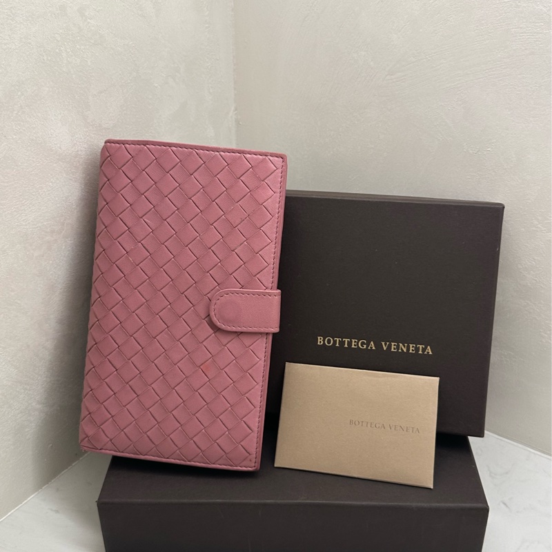 BOTTEGA VENETA 經典中夾 溫柔浪漫粉紫色-1