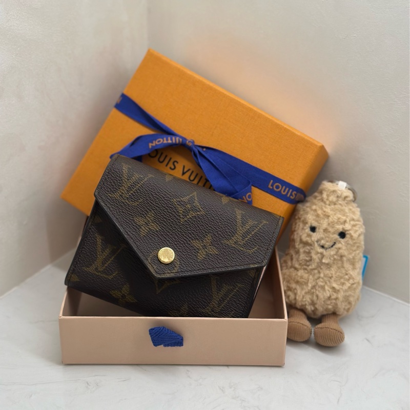 LOUIS VUITTON LV VICTORINE 經典老花信封式三摺短夾 櫻花粉-0