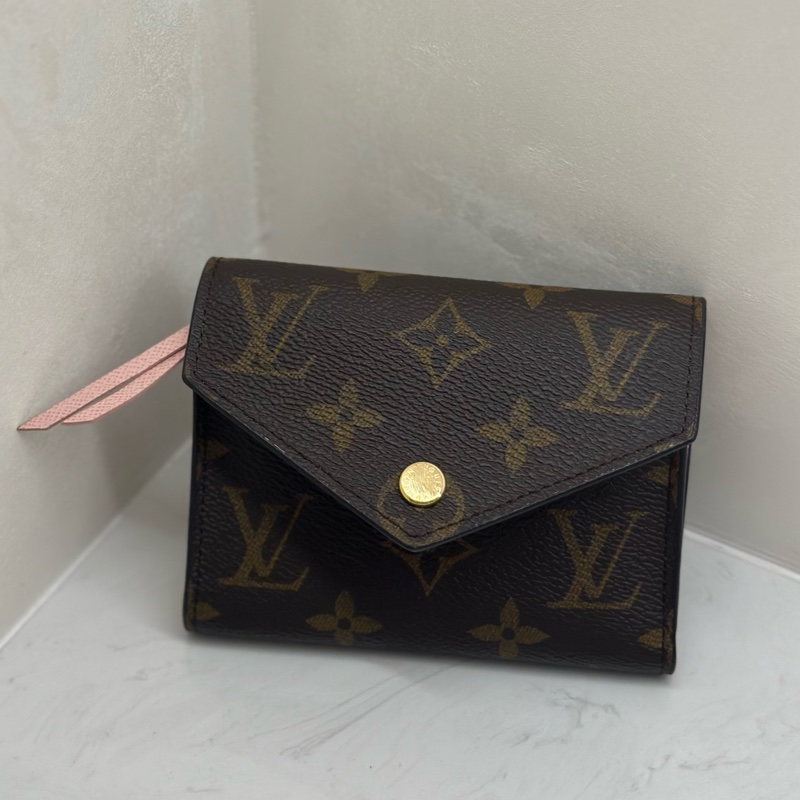 LOUIS VUITTON LV VICTORINE 經典老花信封式三摺短夾 櫻花粉-3