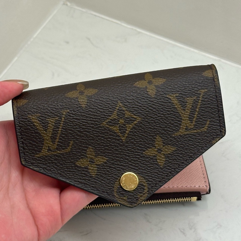LOUIS VUITTON LV VICTORINE 經典老花信封式三摺短夾 櫻花粉-7