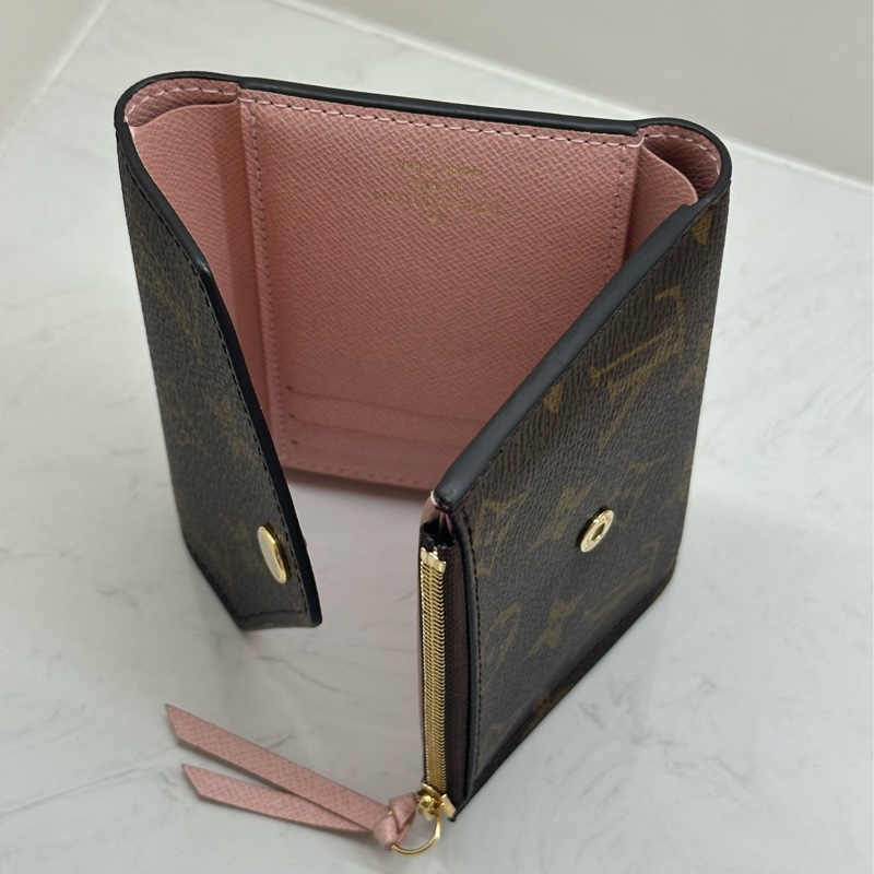 LOUIS VUITTON LV VICTORINE 經典老花信封式三摺短夾 櫻花粉-9