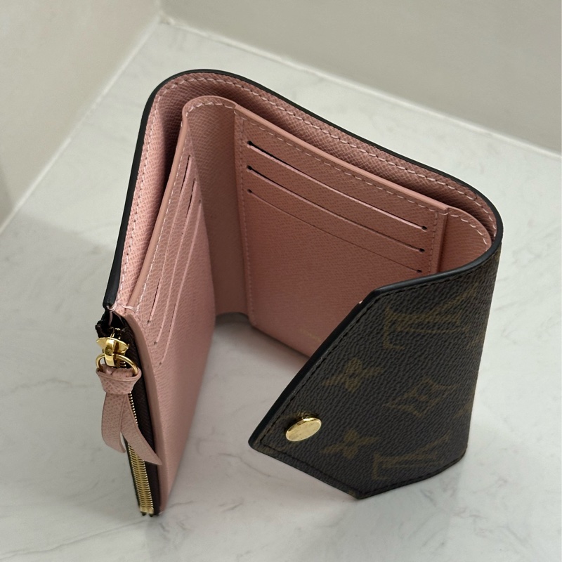 LOUIS VUITTON LV VICTORINE 經典老花信封式三摺短夾 櫻花粉-10