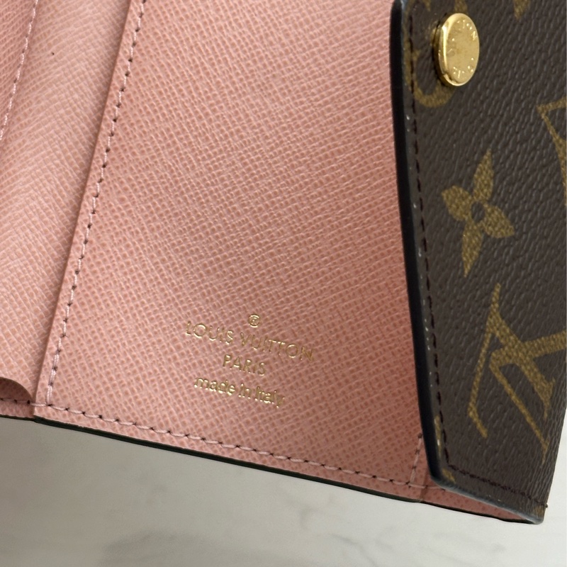 LOUIS VUITTON LV VICTORINE 經典老花信封式三摺短夾 櫻花粉-11