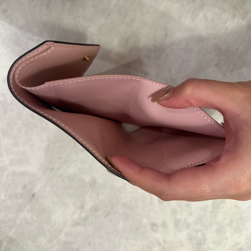 LOUIS VUITTON LV VICTORINE 經典老花信封式三摺短夾 櫻花粉-12