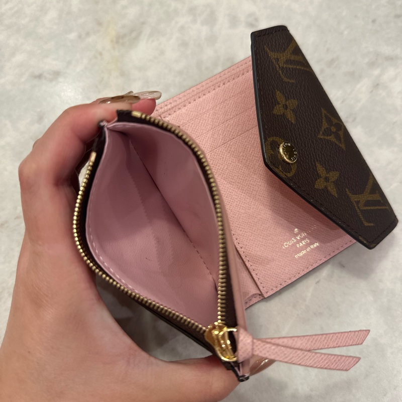 LOUIS VUITTON LV VICTORINE 經典老花信封式三摺短夾 櫻花粉-13