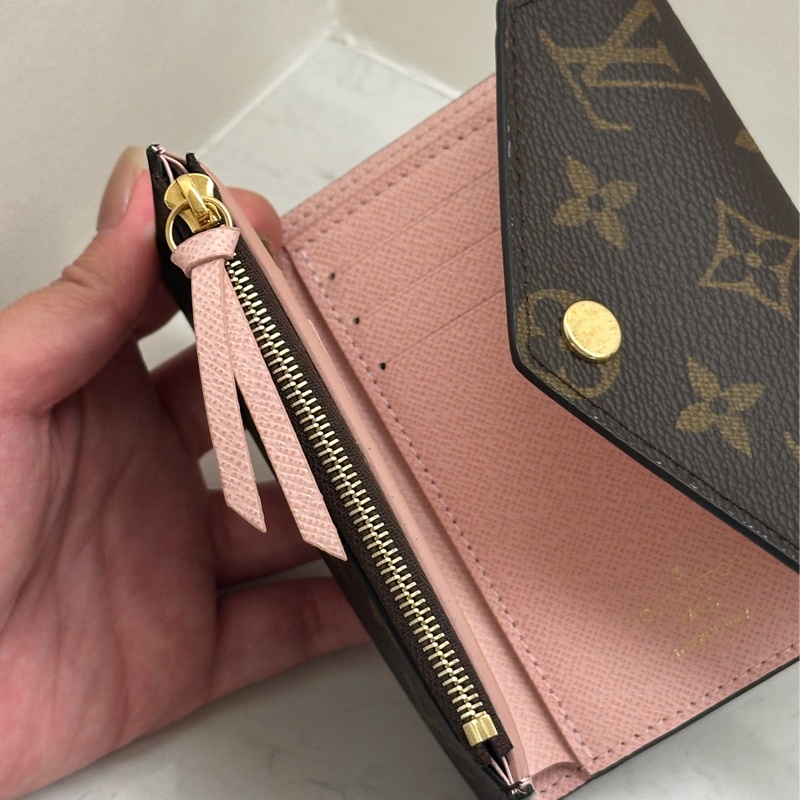 LOUIS VUITTON LV VICTORINE 經典老花信封式三摺短夾 櫻花粉-14