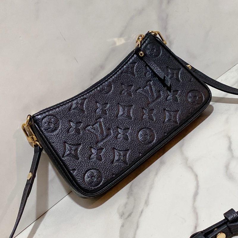 LV M80349 黑 EASY POUCH ON STRAP-4
