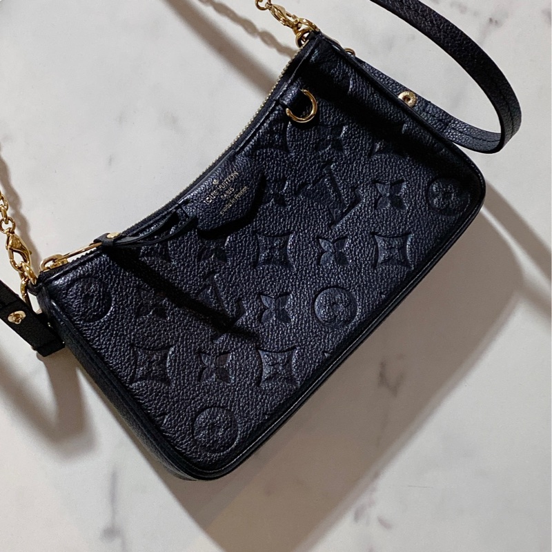 LV M80349 黑 EASY POUCH ON STRAP-5