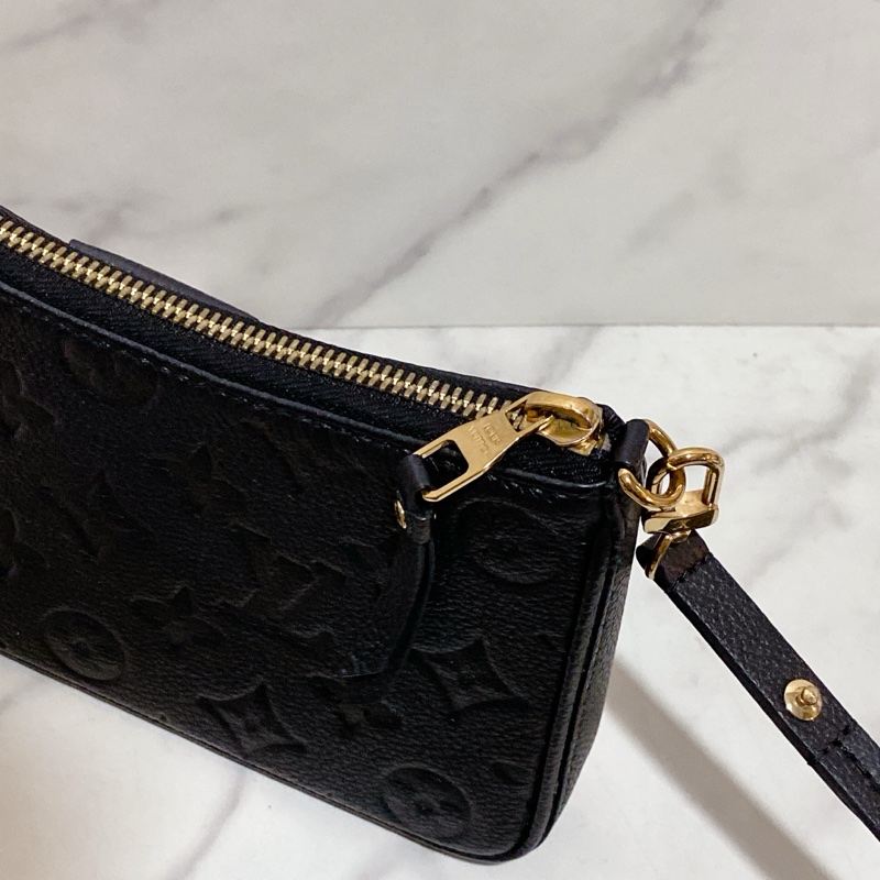 LV M80349 黑 EASY POUCH ON STRAP-7
