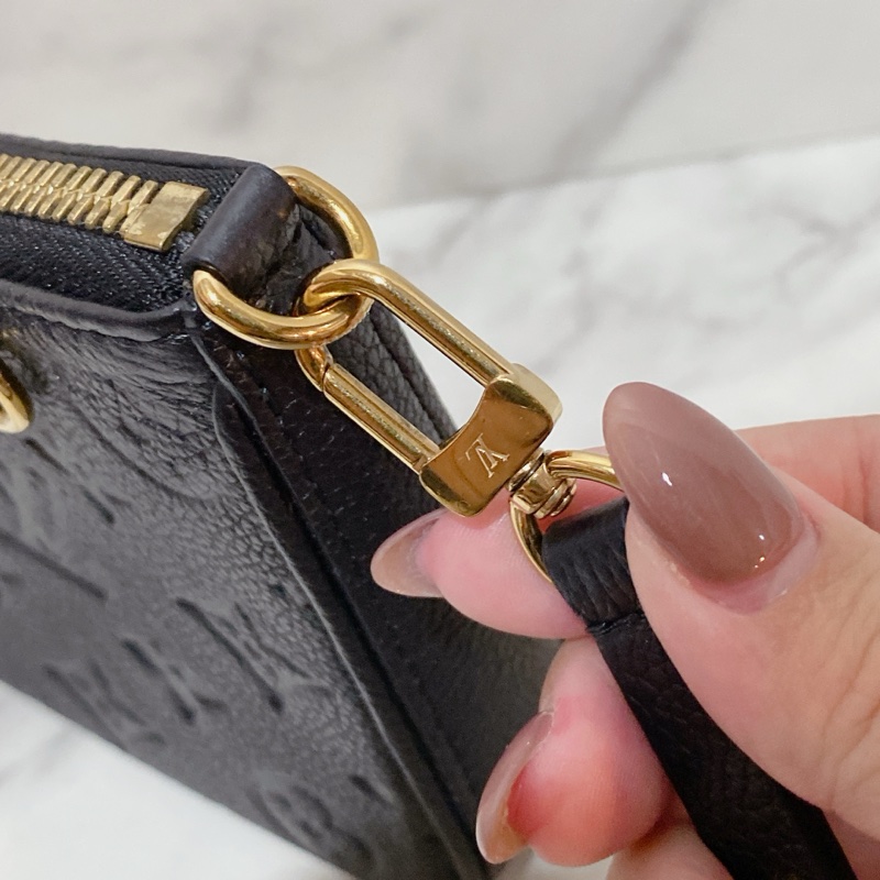LV M80349 黑 EASY POUCH ON STRAP-24