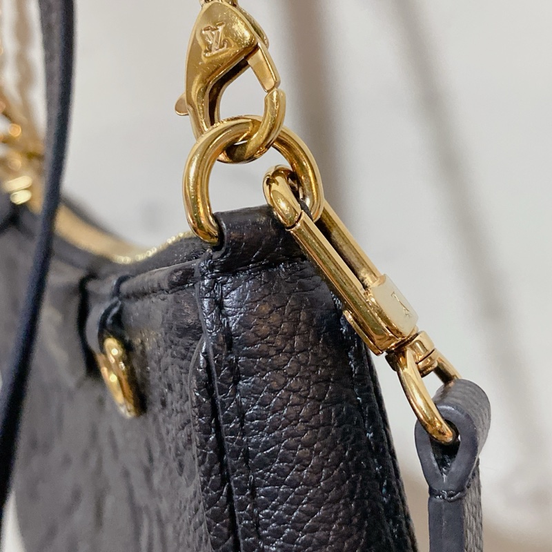 LV M80349 黑 EASY POUCH ON STRAP-27