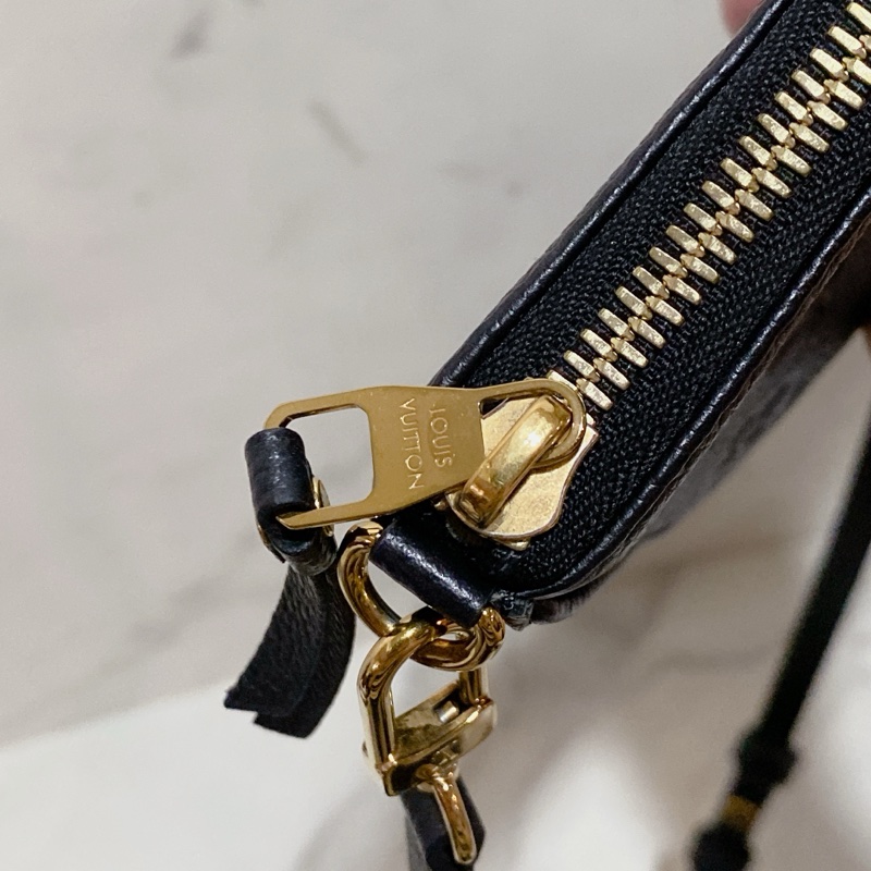 LV M80349 黑 EASY POUCH ON STRAP-29
