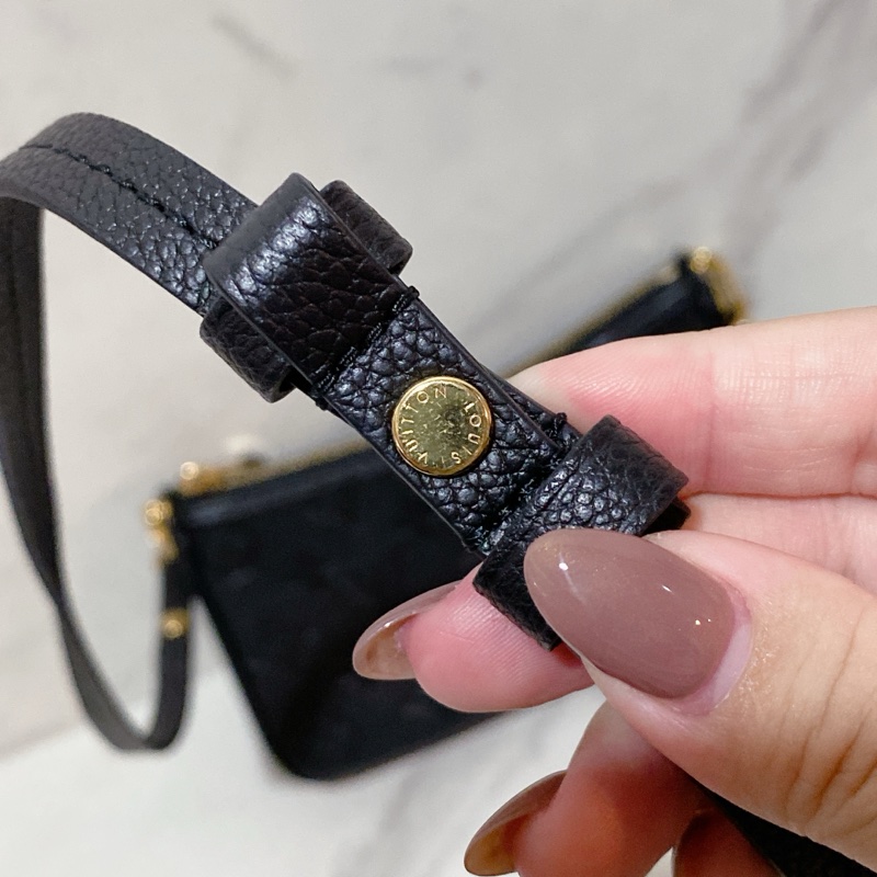 LV M80349 黑 EASY POUCH ON STRAP-34