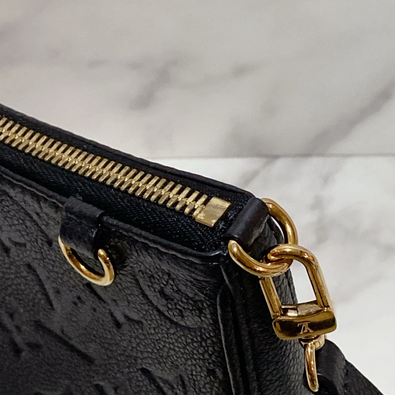 LV M80349 黑 EASY POUCH ON STRAP-39