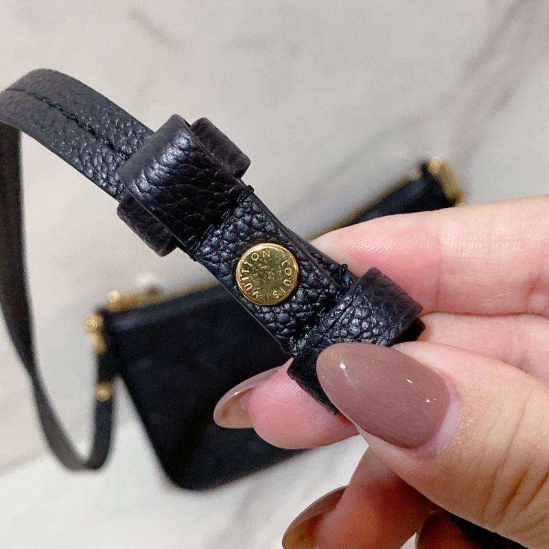 LV M80349 黑 EASY POUCH ON STRAP-45