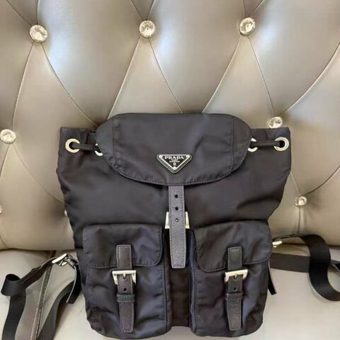 Prada新款後背包 小款～99新 配件塵套