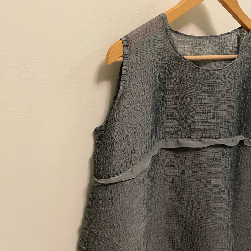 ▪️富貴選物FUGUEI▪️三宅一生ME 銀灰色 皺摺彈跳無袖上衣-2