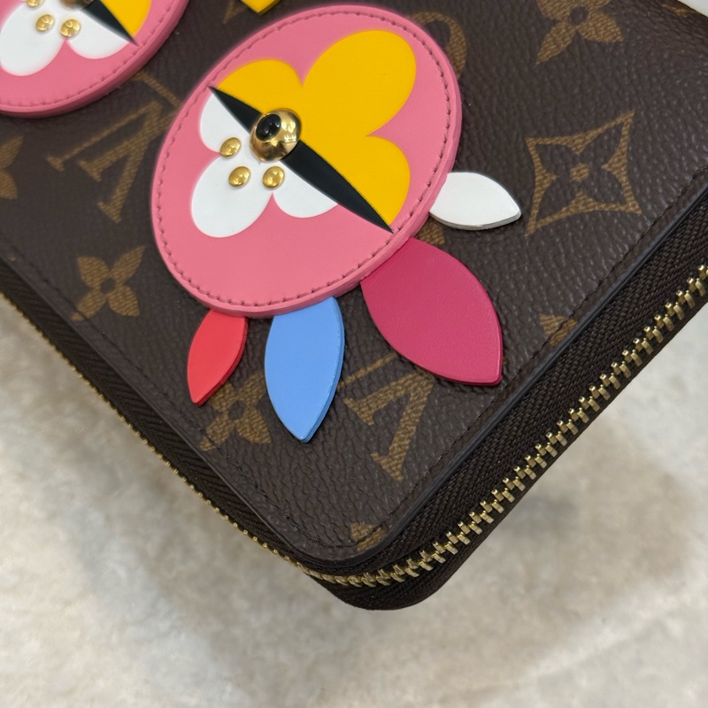 （情人節限量款 💗）Lv愛情鳥老花拉鍊長夾-13