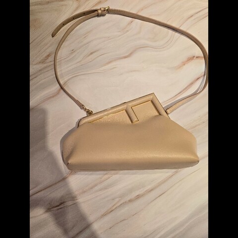 Fendi First淺粉米杏色肩背手拿包小號