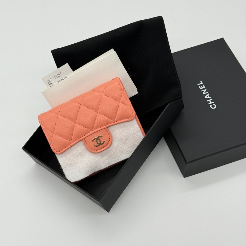 【全新品♥️配件全】Chanel 香奈兒  Classic 經典口蓋 粉橘色🦞 羊皮 菱格紋 三折 中短夾-1
