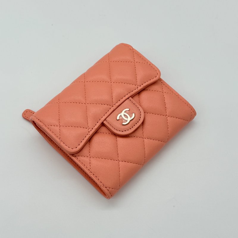 【全新品♥️配件全】Chanel 香奈兒  Classic 經典口蓋 粉橘色🦞 羊皮 菱格紋 三折 中短夾-2