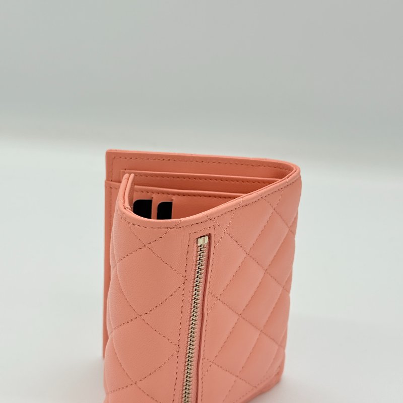 【全新品♥️配件全】Chanel 香奈兒  Classic 經典口蓋 粉橘色🦞 羊皮 菱格紋 三折 中短夾-5