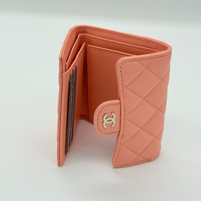 【全新品♥️配件全】Chanel 香奈兒  Classic 經典口蓋 粉橘色🦞 羊皮 菱格紋 三折 中短夾-6