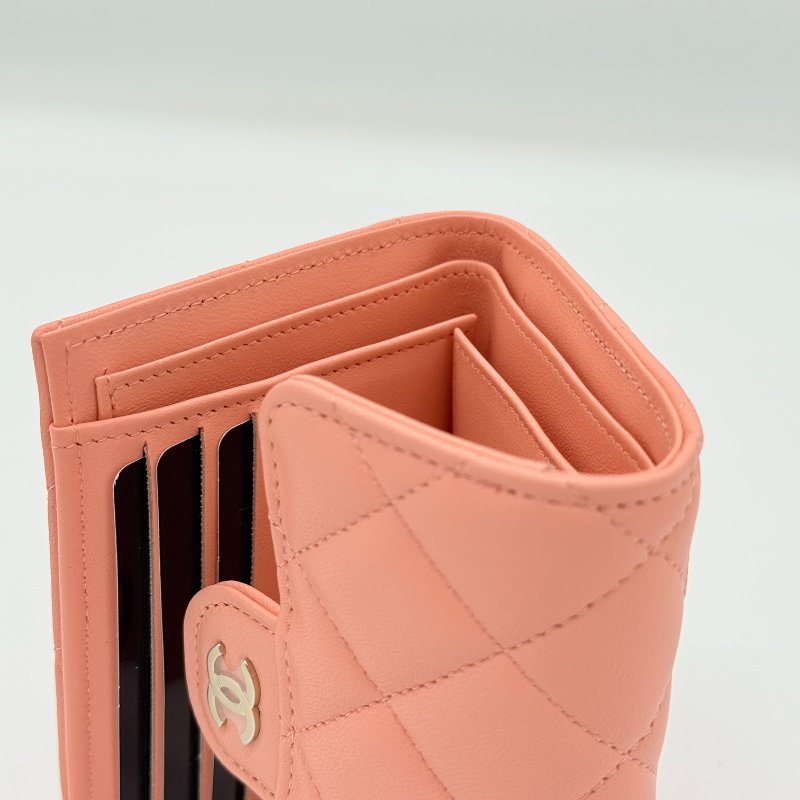 【全新品♥️配件全】Chanel 香奈兒  Classic 經典口蓋 粉橘色🦞 羊皮 菱格紋 三折 中短夾-10