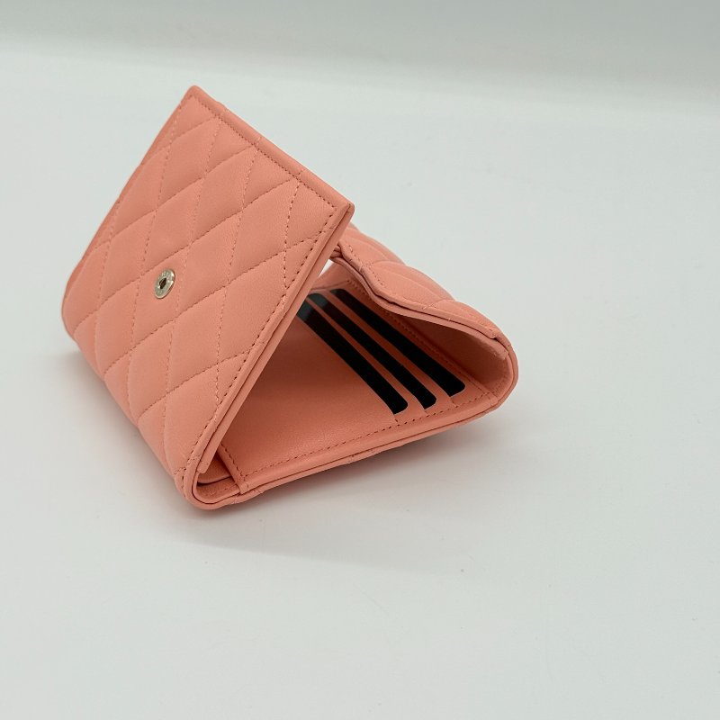 【全新品♥️配件全】Chanel 香奈兒  Classic 經典口蓋 粉橘色🦞 羊皮 菱格紋 三折 中短夾-12