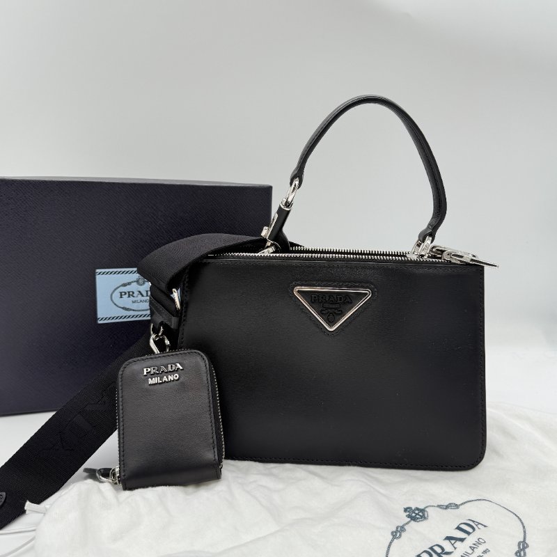 【CP 精選🌟小編推薦】Prada 普拉達 Saffiano 黑色 牛皮 銀扣 肩背袋 肩帶小包（可以拆卸）三合一 斜挎包 單肩包 手提包-0