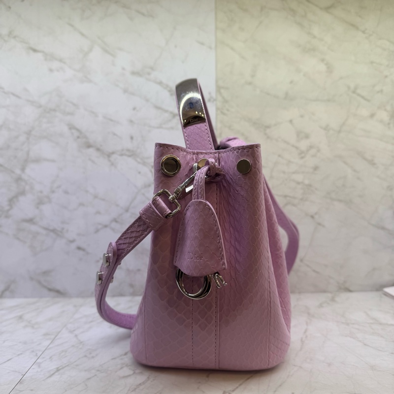 DIOR粉色蟒蛇皮內拚藍水桶兩用包-3