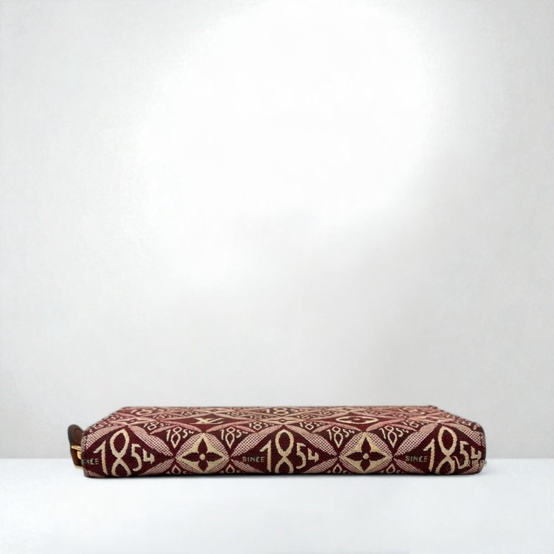 LV皮夾  Since1854紅白緹花ㄇ拉長夾M69994-4