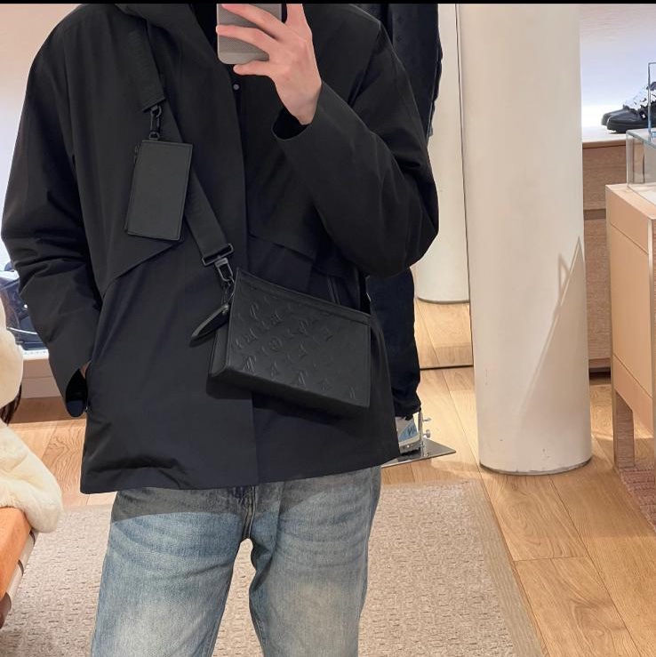 LV Gaston Wearable 2 in 1 黑色真皮壓紋斜肩包 晶片款-1