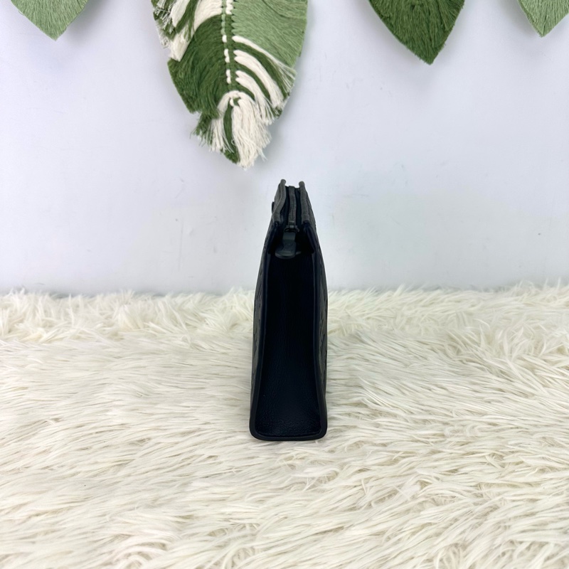 LV Gaston Wearable 2 in 1 黑色真皮壓紋斜肩包 晶片款-4