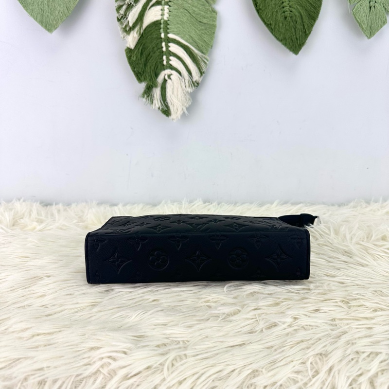 LV Gaston Wearable 2 in 1 黑色真皮壓紋斜肩包 晶片款-6