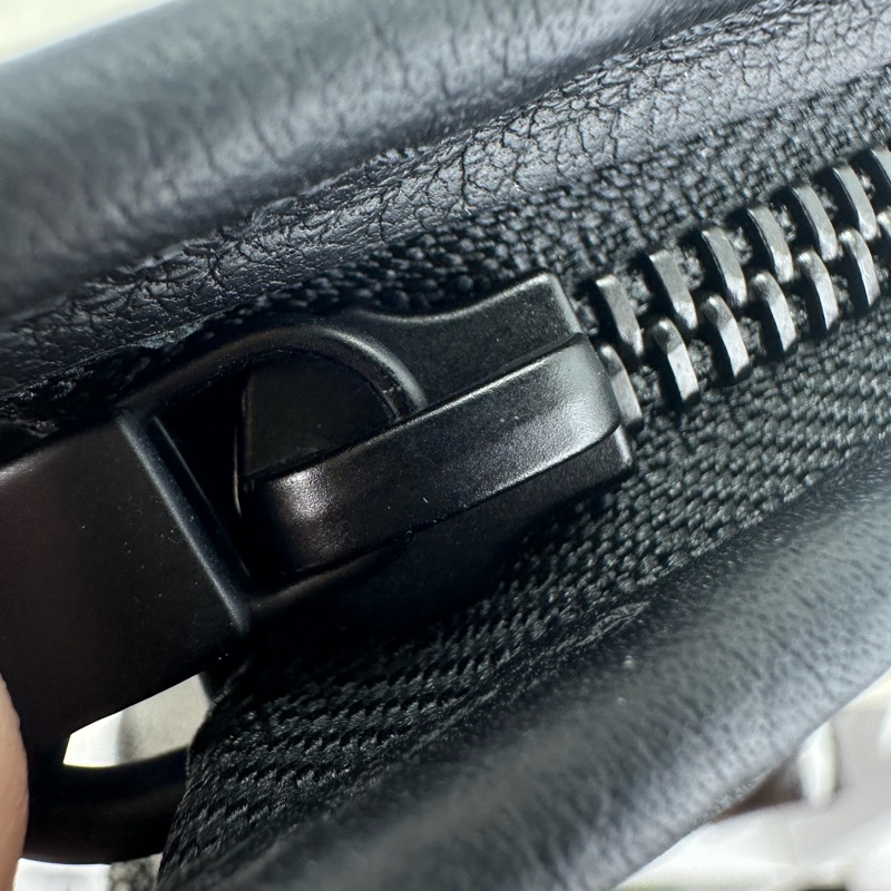 LV Gaston Wearable 2 in 1 黑色真皮壓紋斜肩包 晶片款-7