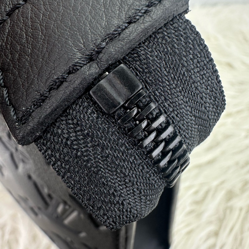 LV Gaston Wearable 2 in 1 黑色真皮壓紋斜肩包 晶片款-8