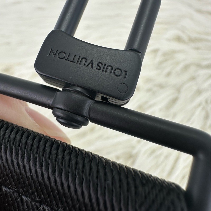 LV Gaston Wearable 2 in 1 黑色真皮壓紋斜肩包 晶片款-9