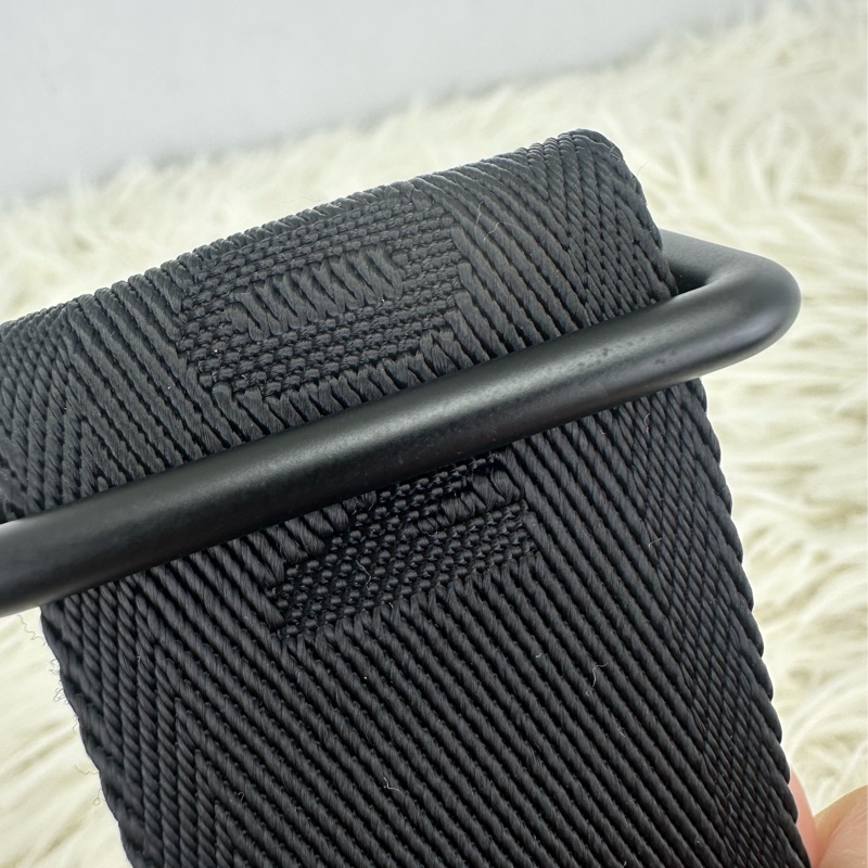 LV Gaston Wearable 2 in 1 黑色真皮壓紋斜肩包 晶片款-12