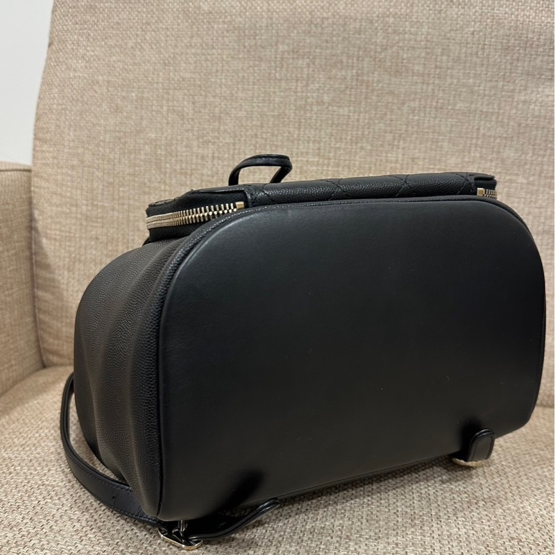 🌟Jennie同款🌟Chanel 黑荔枝牛皮金釦下蓋束口後背包-6