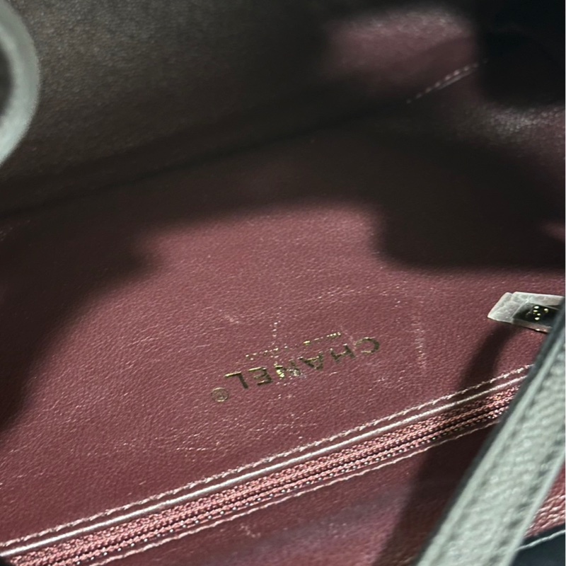 🌟Jennie同款🌟Chanel 黑荔枝牛皮金釦下蓋束口後背包-25