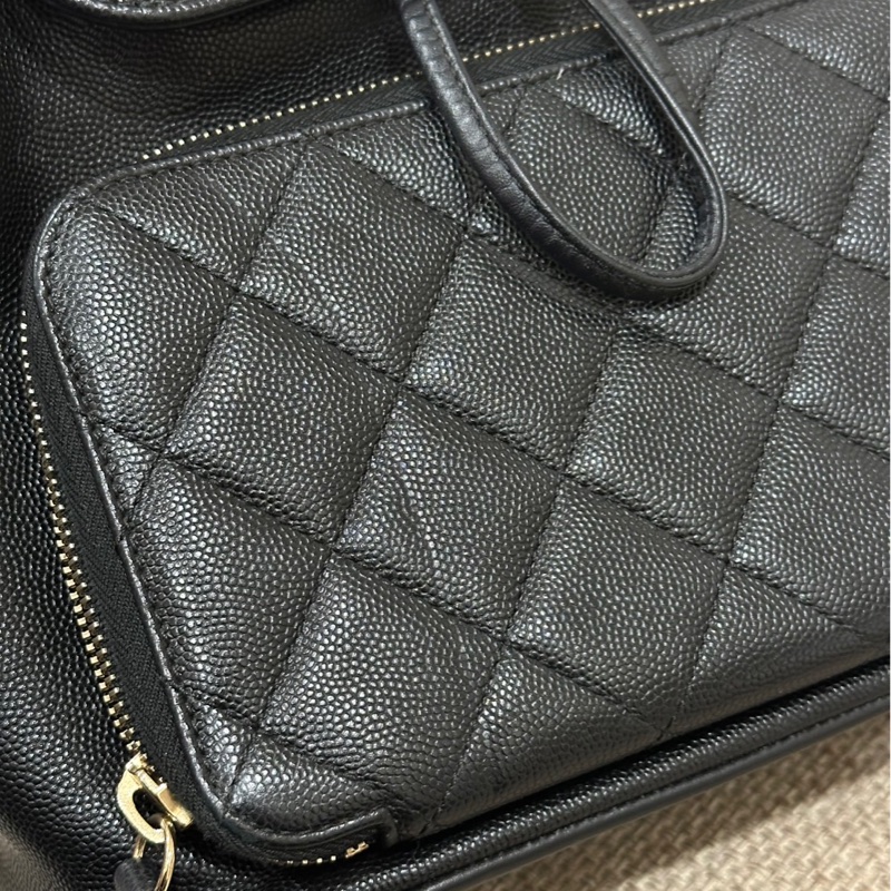 🌟Jennie同款🌟Chanel 黑荔枝牛皮金釦下蓋束口後背包-33