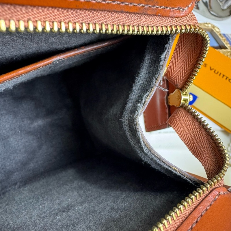 Louis Vuitton Epi棕色手拿包-16